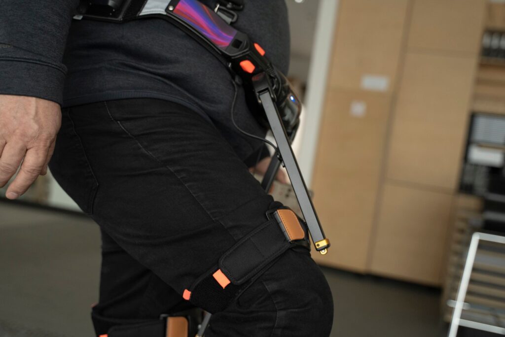 Páky z motorickej jednotky sa pripevnia k stehnám používateľa