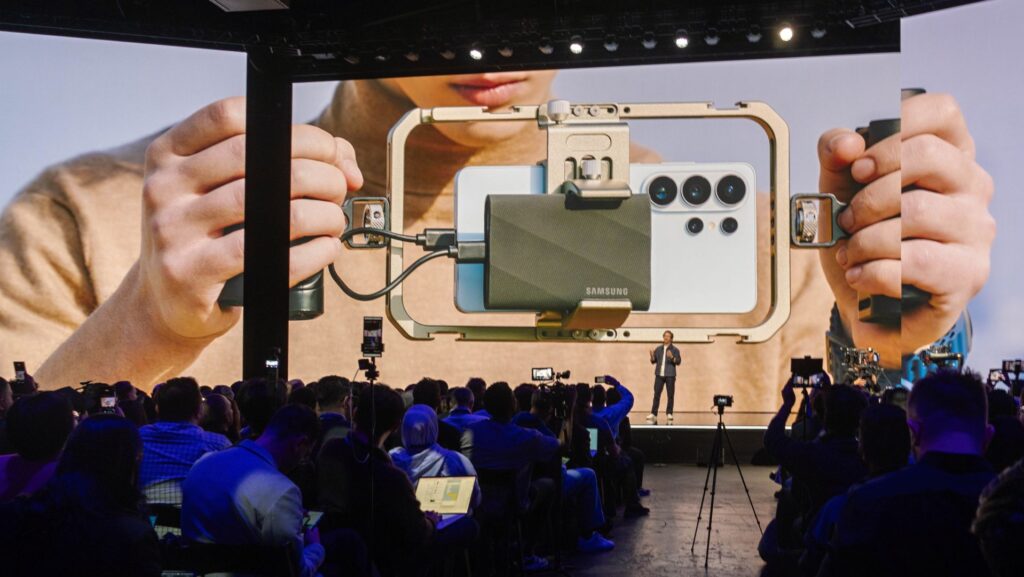 Pre objemovo náročné videá s APV kodekom sa dá prepojiť telefón s SSD diskom