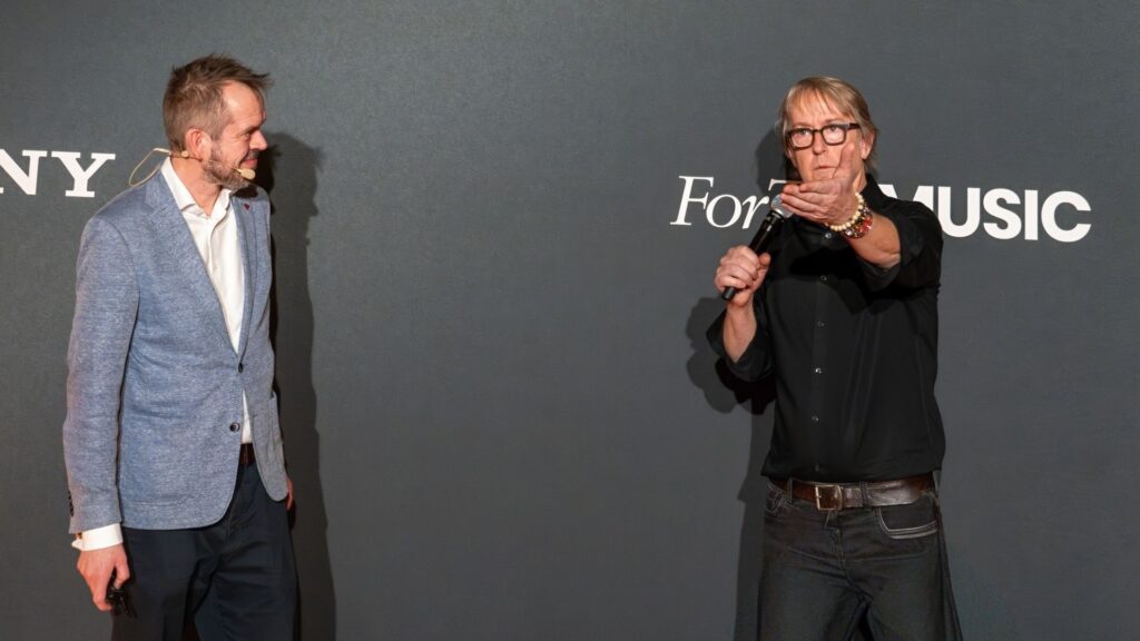 Masteringový inžinier Michael Romanowski vysvetľoval svoj podiel pri tvorbe nových slúchadiel