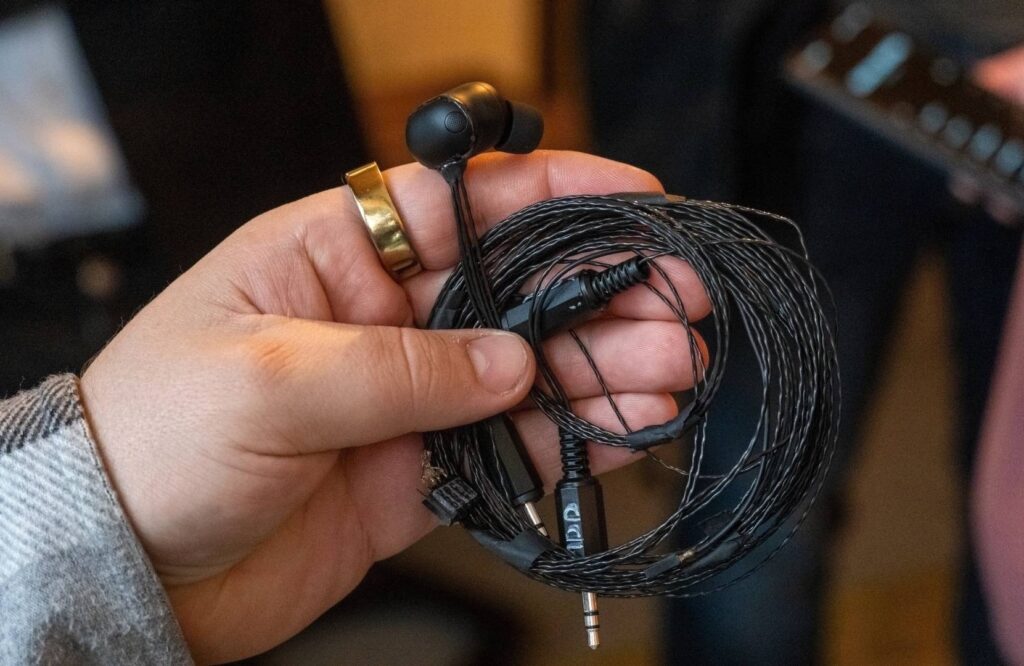 Inžinieri pri vytvorení nových slúchadiel používajú drôtové prepojenie. Neskôr sa doplní modul bezdrôtového pripojenia