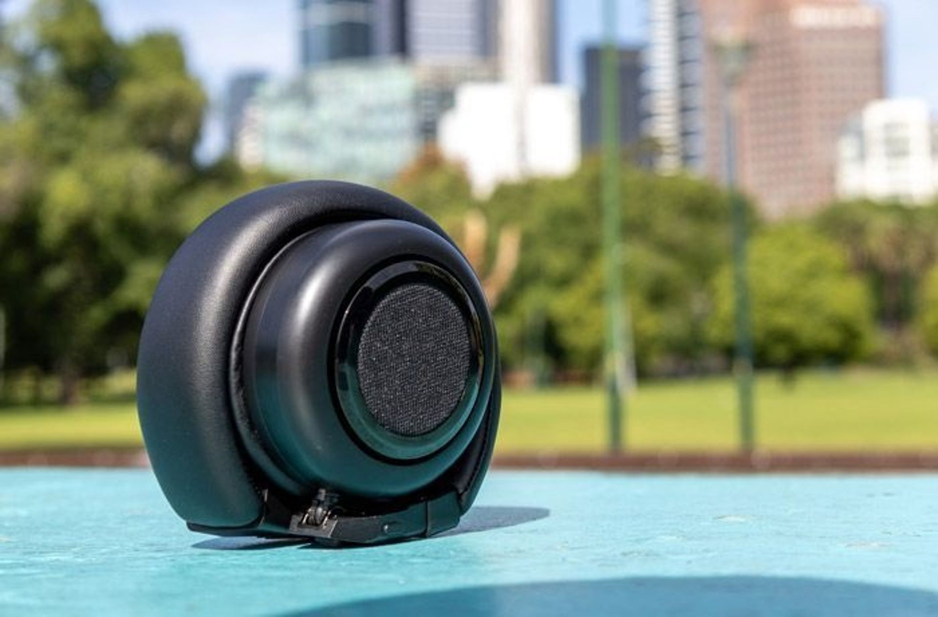 TDM Neo – slúchadlá, ktoré sa otočením zmenia na reproduktor