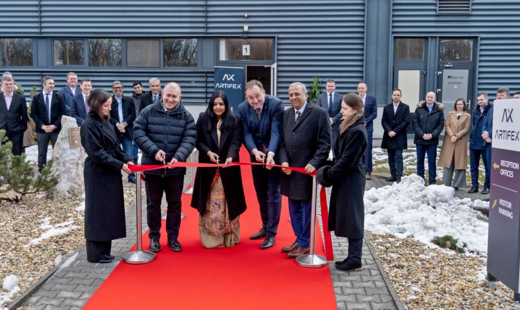 Prestrihávanie pásky nového podniku