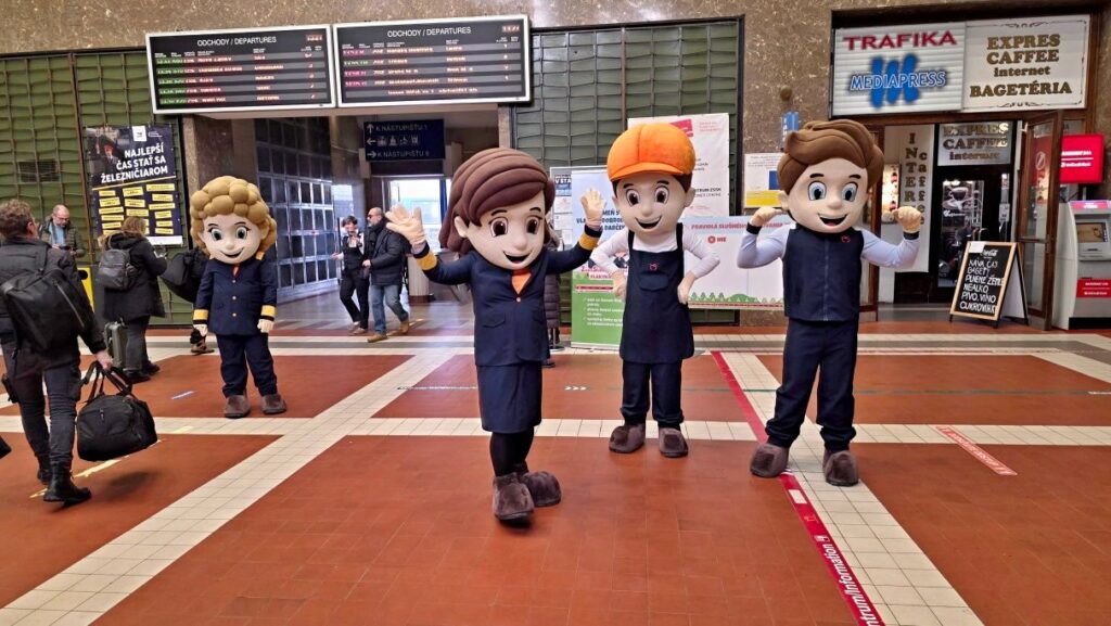 Štyri postavy reprezentujú zamestnania na železnici