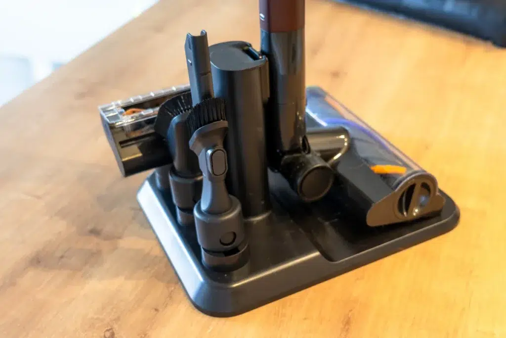 Na nabíjacej základni majú miesto aj všetky nadstavce