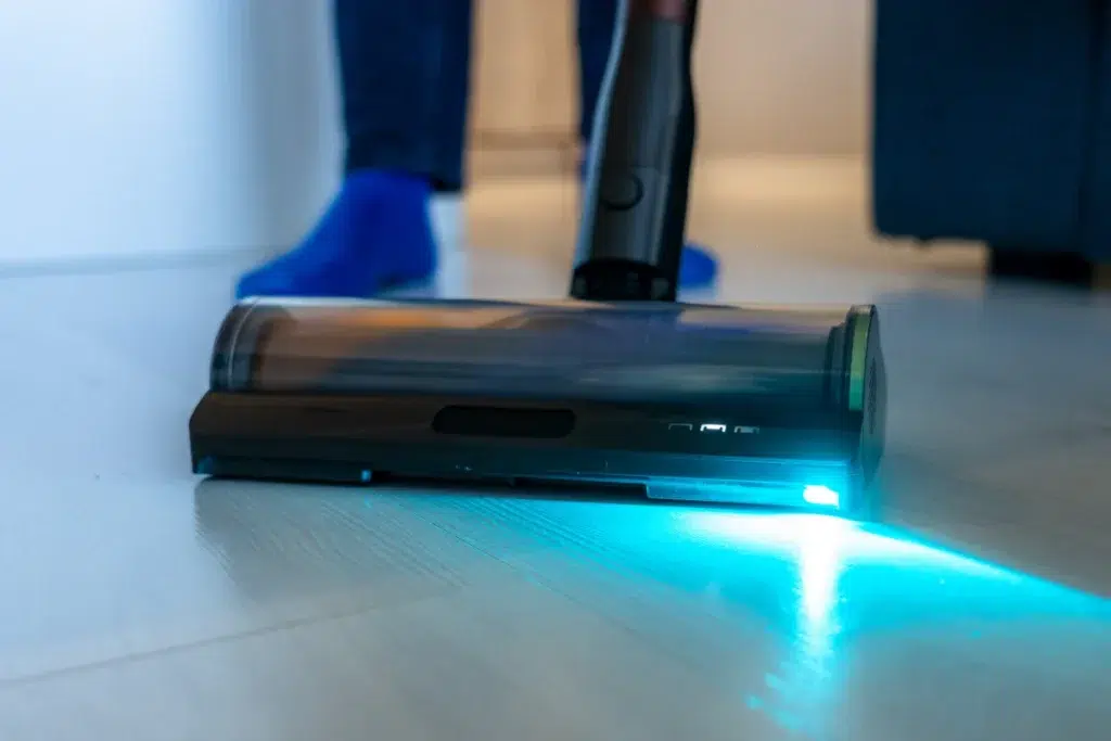 Doplnkové osvetlenie dobre posvieti na povrch a odhalí nečistoty