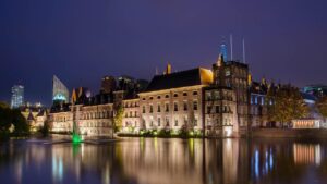 holandsky parlament vecerna fotografia