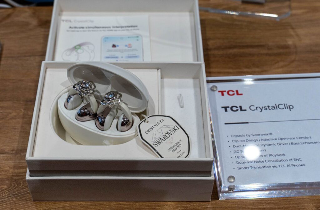 TCL CrystalClip s výbavou od Swarovsky