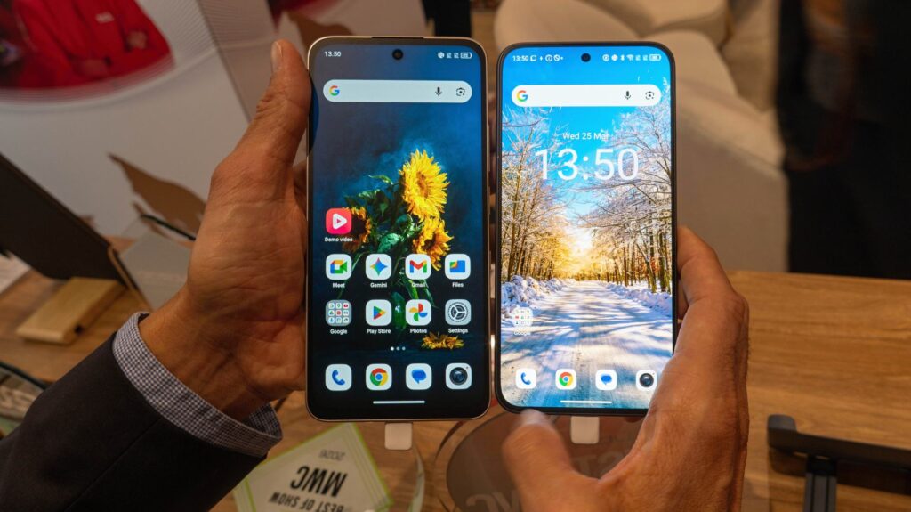 Vpravo prototyp smartfónu s NXTPAPER+AMOLED displejom a vľavo klasický displej