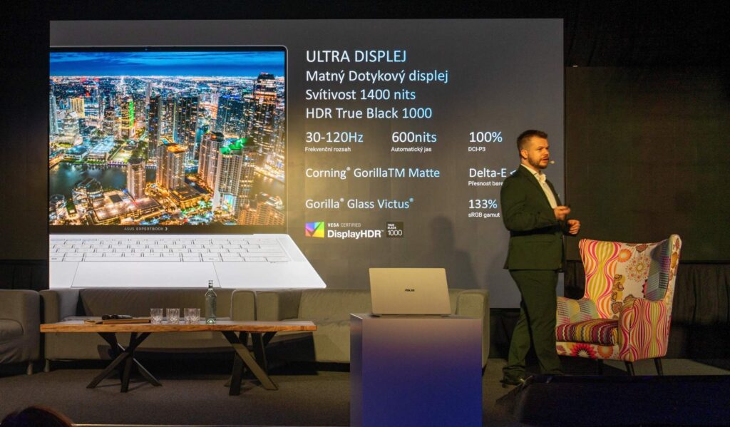 Perfektný displej vo výbave ExpertBook