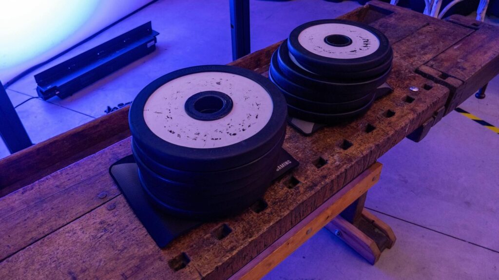 ASUS ExpertBook sme pri testovaní zaťažili záťažou až 60 kg- Notebook zostal nepoškodený