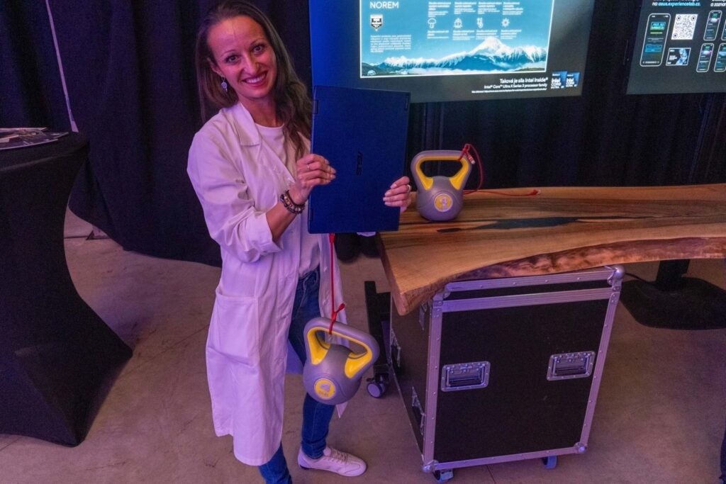 ExpertBook a jeho odolnosť po zaťažení Ethernet portu 4K závažím