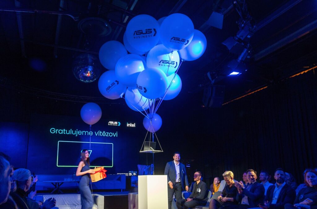 Hmotnosť 0,99 kg notebooku ExpertBook unieslo 16 héliom napustených balónov