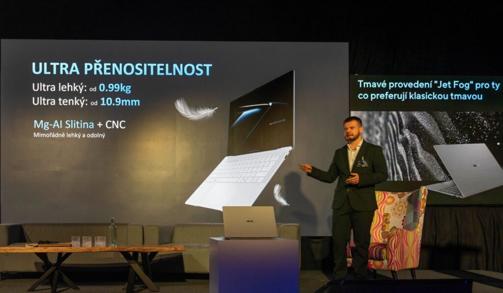 ExpertBook Ultra sa veľmi jednoducho prenáša