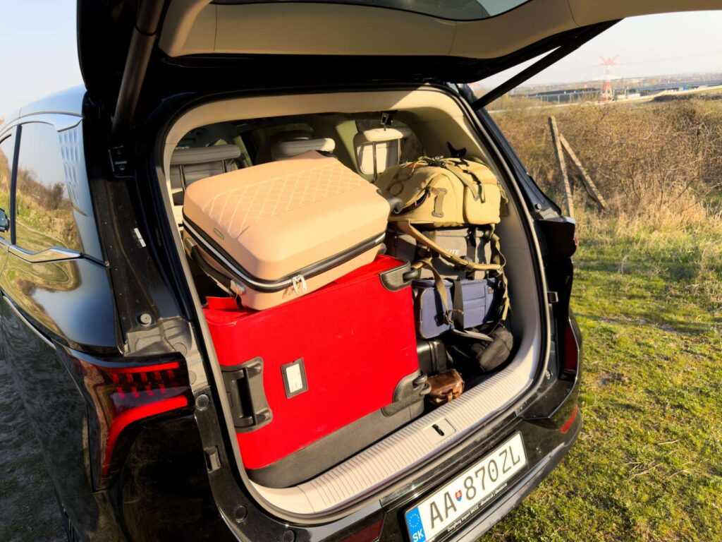 Takto sme Forthing U-Tour V9 zapratali kuframi pri variante so 7 cestujúcimi