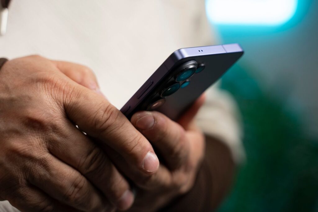 Galaxy S26 Ultra sa pohodlne drží v ruke