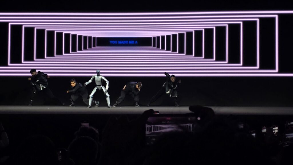 Na prezentácii sme videli aj humanoidného robota, ktorý si s chuti zatancoval