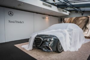 Mercedes-Benz predstavil modernizovanú Triedu S. Prináša AI, nový operačný systém a dizajn