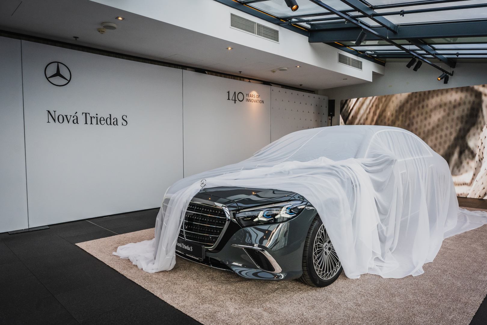 Mercedes-Benz predstavil modernizovanú Triedu S. Prináša AI, nový operačný systém a dizajn