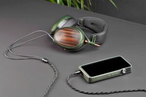 Kábel alebo bezdrôt? Do hry sa vracajú klasické slúchadlá