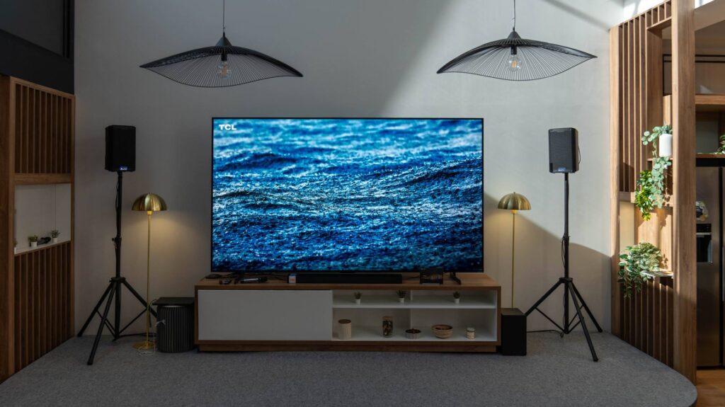 115-palcový televízor od TCL, na ktorom prebiehala celá prezentácia