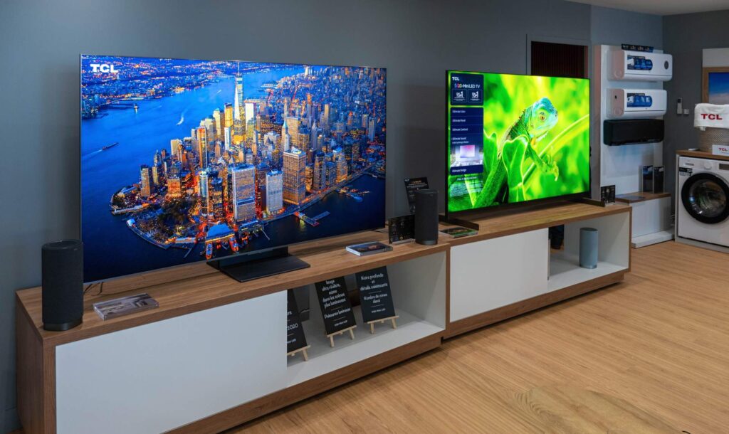 Obe novo predstavené technológie u TCL: vľavo RGB-MiniLED na RM9L a vpravo SQD-MiniLED X11L