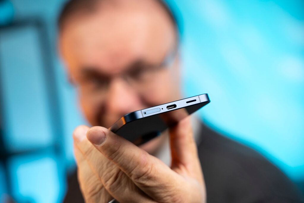 Galaxy A57 a jeho spodná strana