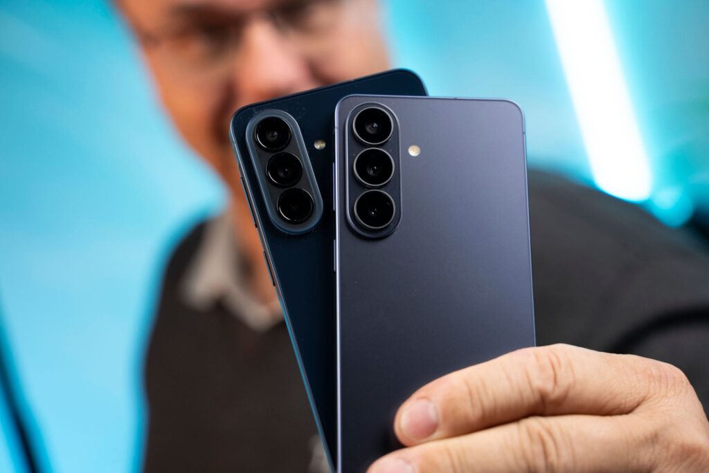 Galaxy A57 vzadu a Galaxy S26 vpredu