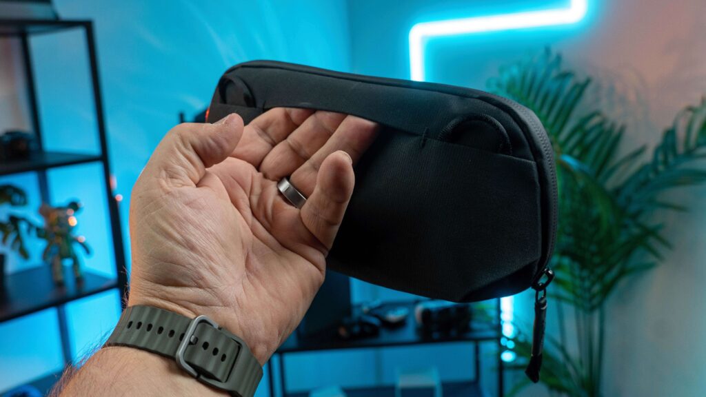 Tech Pouch Small a jeho možnosť držania jednou rukou