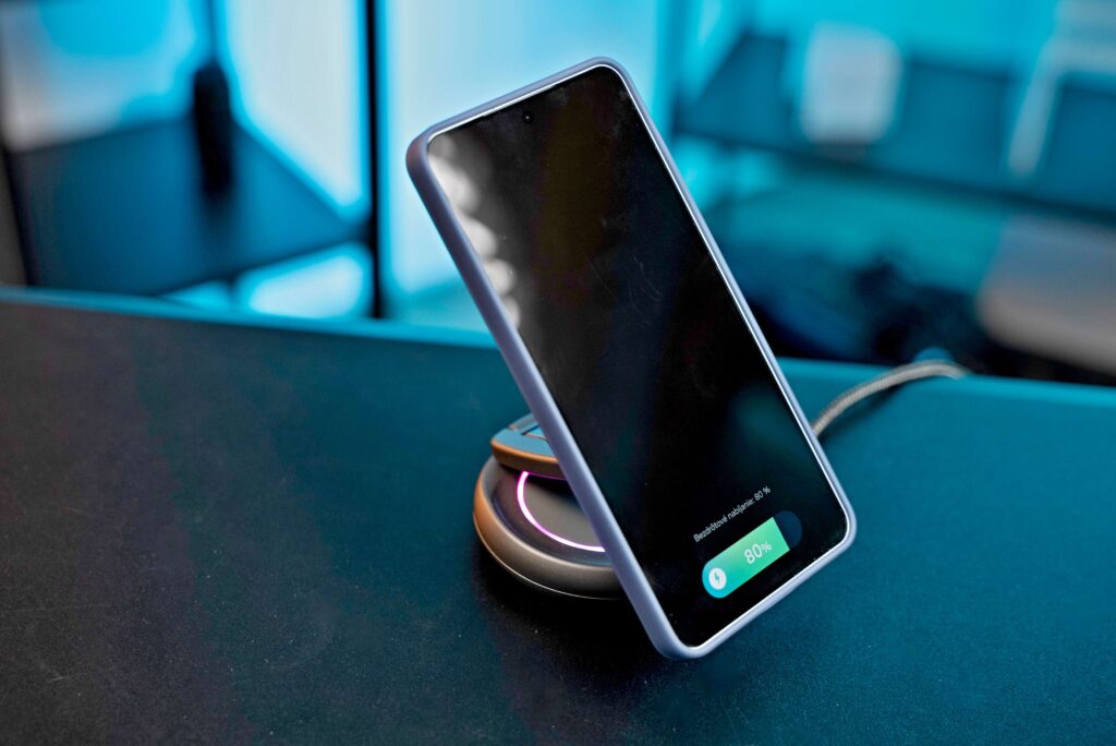 Bezdrôtové nabíjanie Galaxy S26 pomocou MagSafe adaptéru