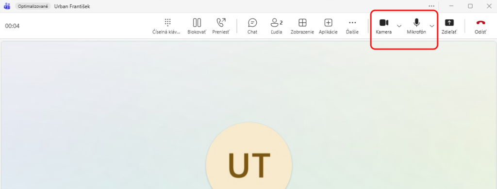Tlačidlá na rýchle zapnutie/vypnutie kamery a mikrofónu v rámci prebiehajúceho hovoru v Microsoft Teams