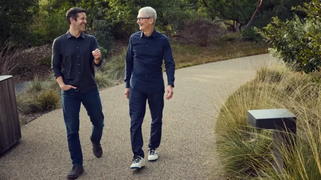 Vľavo John Ternus, vpravo Tim Cook