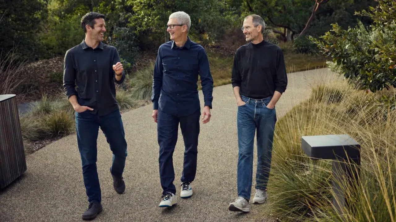 Zľava John Ternus, Tim Cook a Steve Jobs