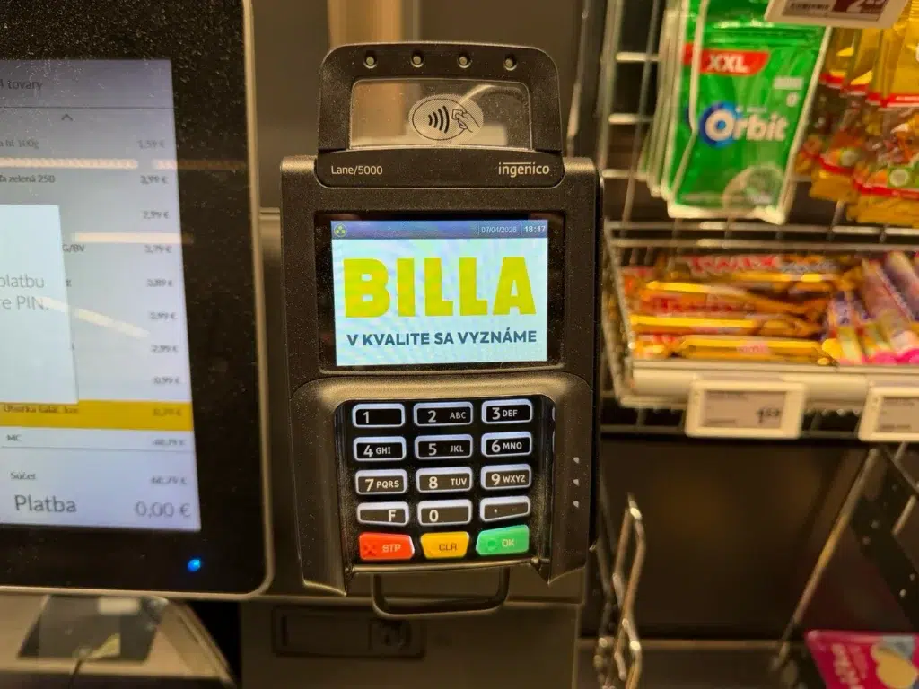 Terminál v Bille, ku ktorému som musel priložiť Huawei Watch dvakrát, aby sa platba úspešne spracovala