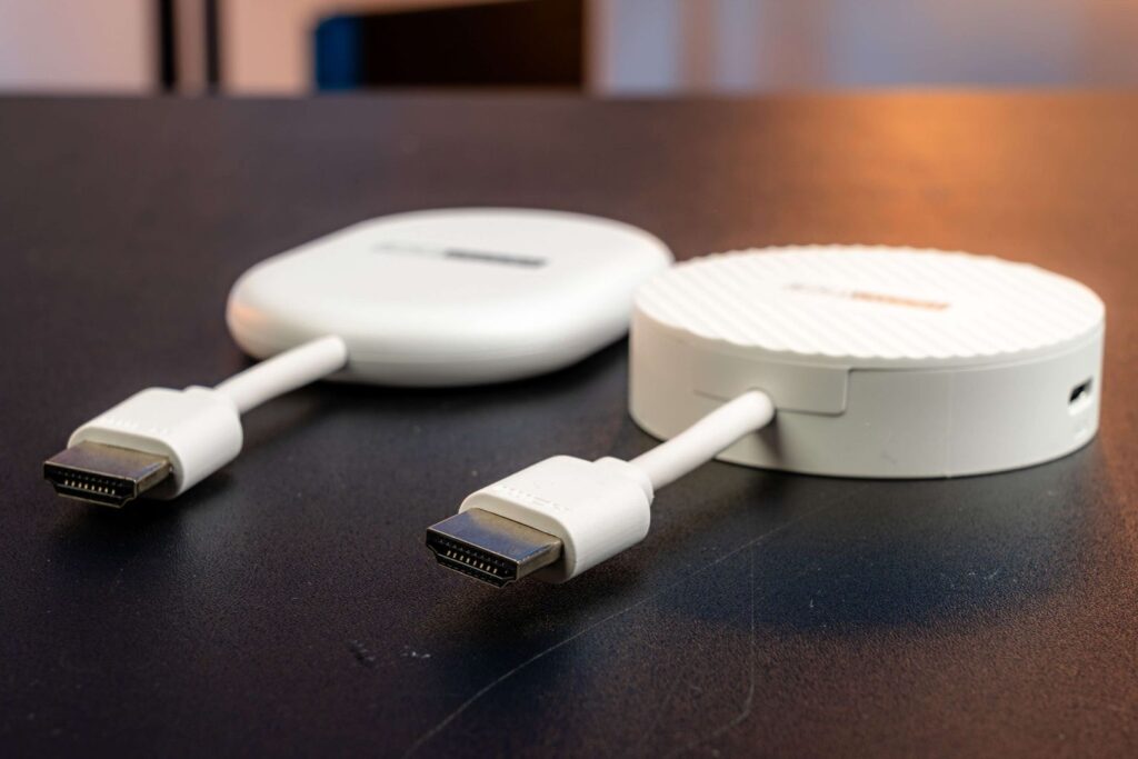 Vpravo Homatics Dongle 4K V2, vľavo Homatics Dongle Lite 4K V2