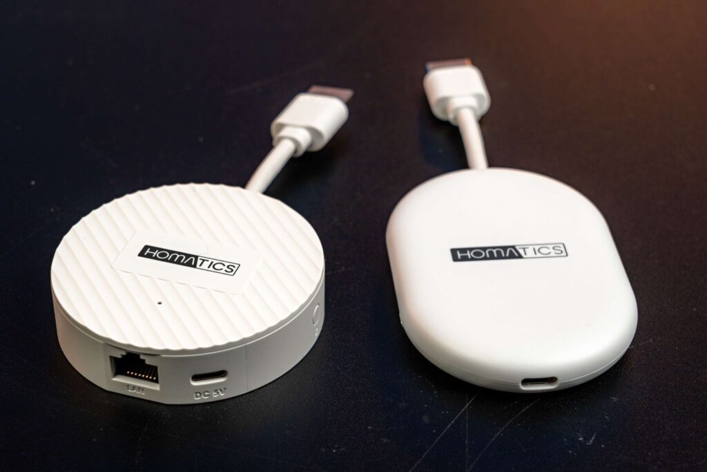 Vľavo Homatics Dongle 4K V2, vpravo Homatics Dongle Lite 4K V2