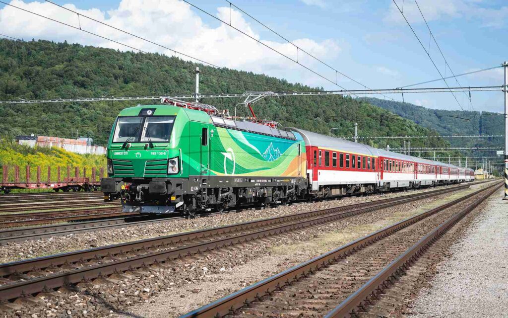 Expresné vlaky ZSSK každú hodinu z Bratislavy aj Košíc