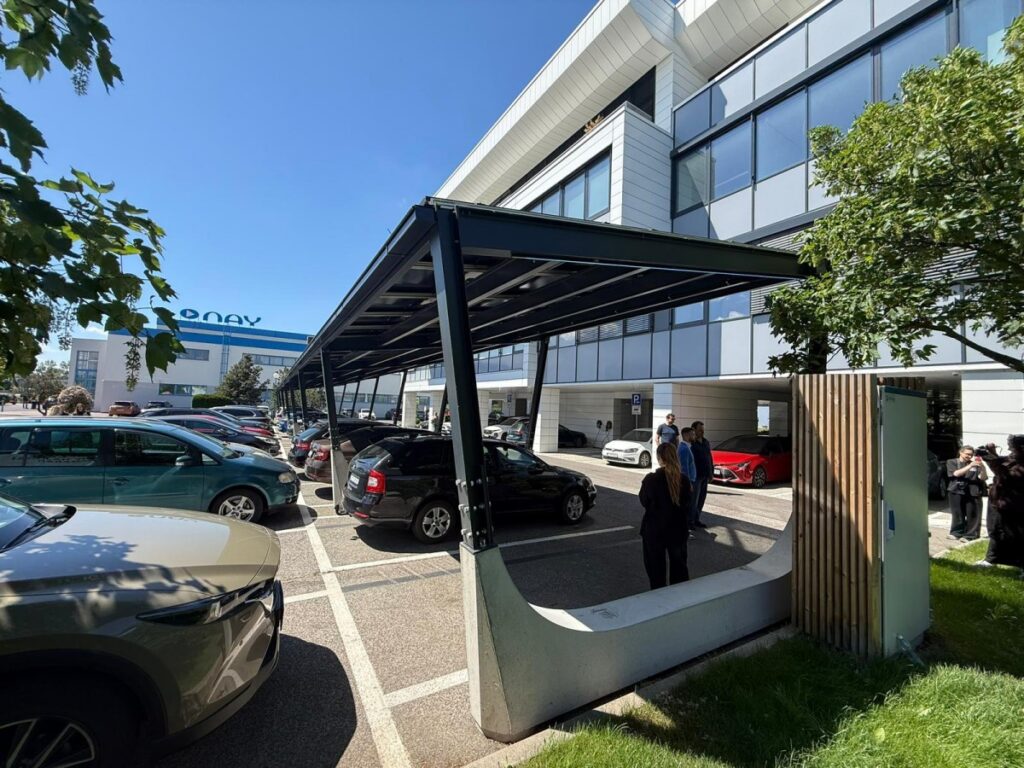 Carporty na parkovisku pri NAY