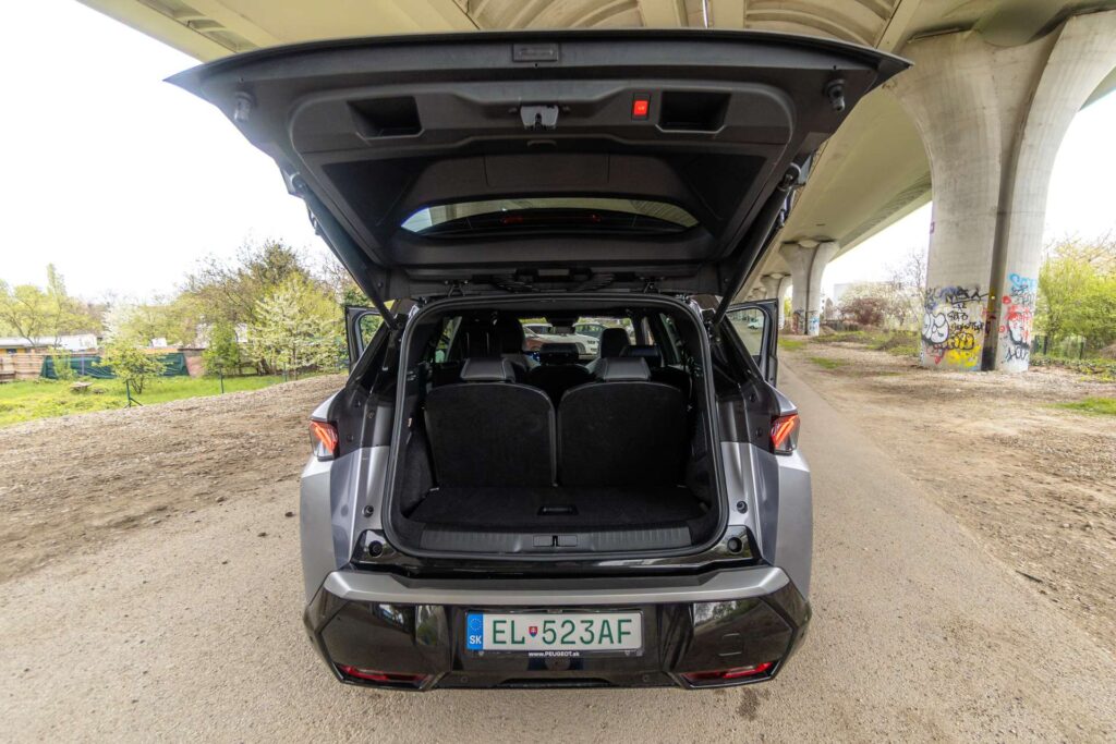 Peugeot e-5008