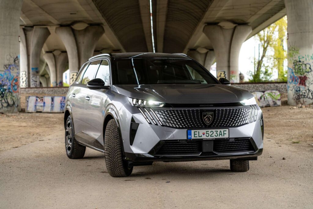 Peugeot e-5008