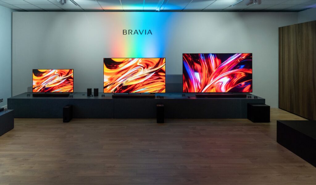 Sony Bravia 9 Mark II celkom vpravo a Sony Bravia 7 Mark v strede