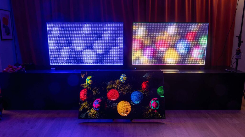 Porovnanie Bravia 9 s klasickou Mini LED technológiou vľavo a Bravia 9 Mark II s True RGB vpravo. Celkom dole je referenčný televízor