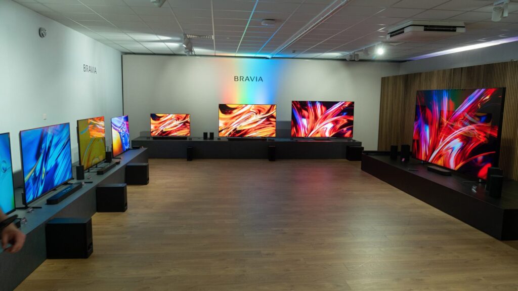 Miestnosť so Sony Bravia televízormi. Novinky sú v strede na pravej strane