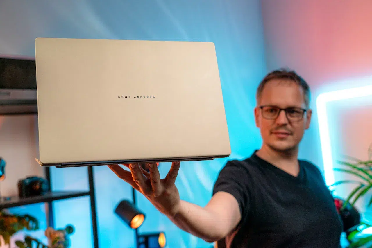 ASUS Zenbook A16: Kombinuje veľký displej a nízku hmotnosť (RECENZIA)