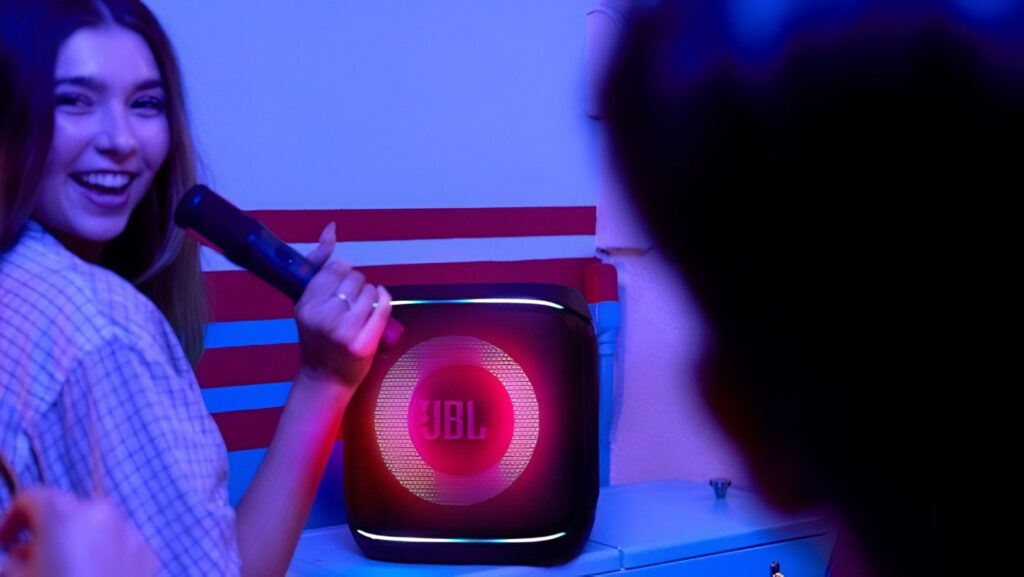 jbl dievca s mikrofonom