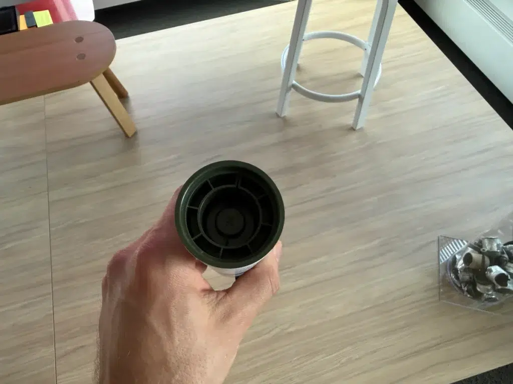 Spodná časť kartuše, ktorá slúži na vytláčanie silikónu zároveň chráni spodnú časť kartónu pred vlhkosťou.