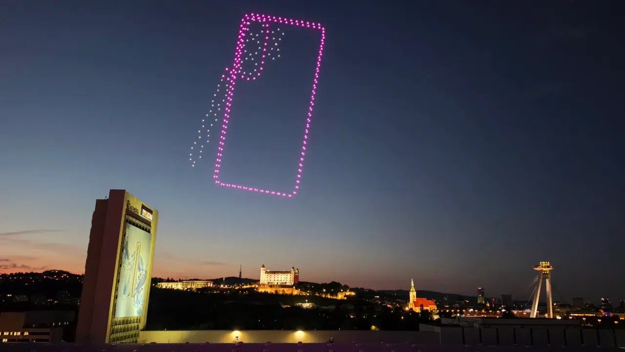 Samsung rozžiaril nočnú Bratislavu. Ľudia kvôli dronom zastavovali autá
