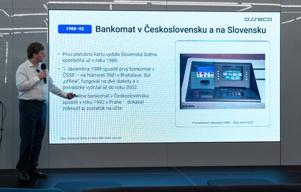 Prvý bankomat v Bratislave v roku 1988