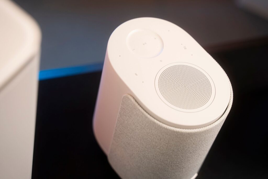 Ovládací panel na Bose Lifestyle Ultra Speaker