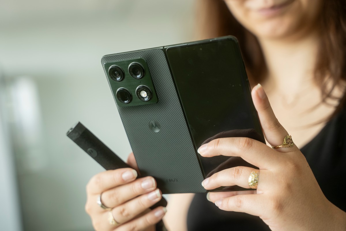 Motorola Razr Fold: Keď skladačka konkuruje fotomobilom (RECENZIA)