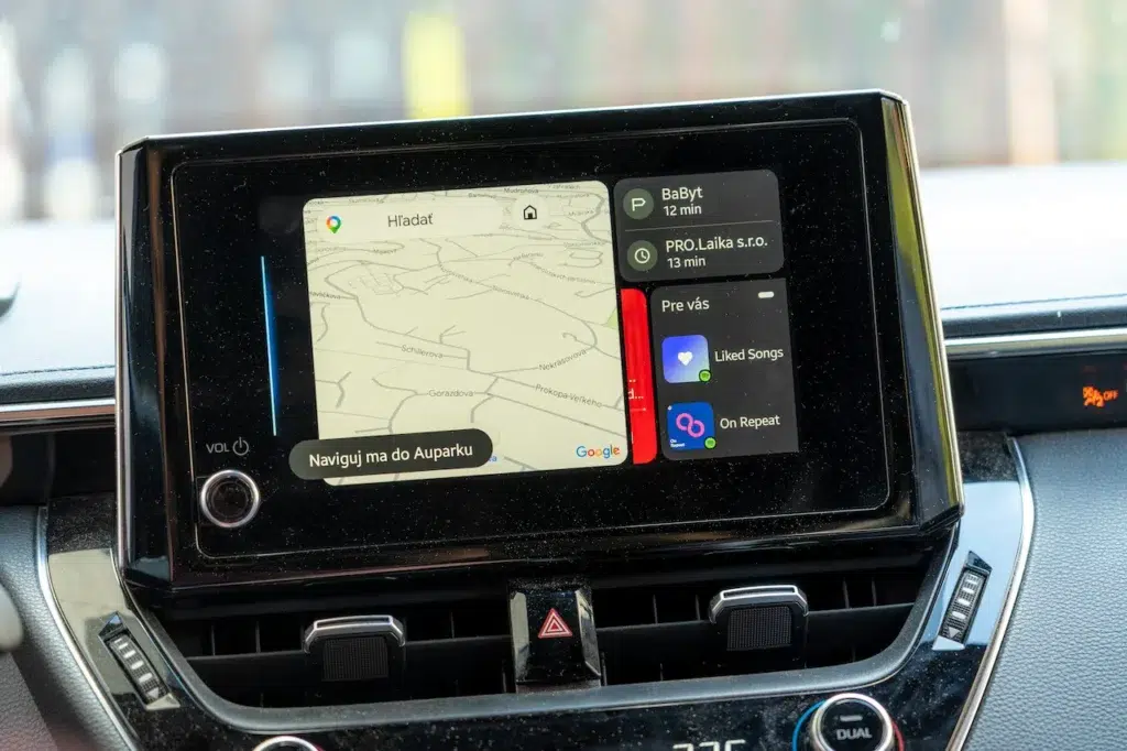 Gemini v Android Auto v slovenčine